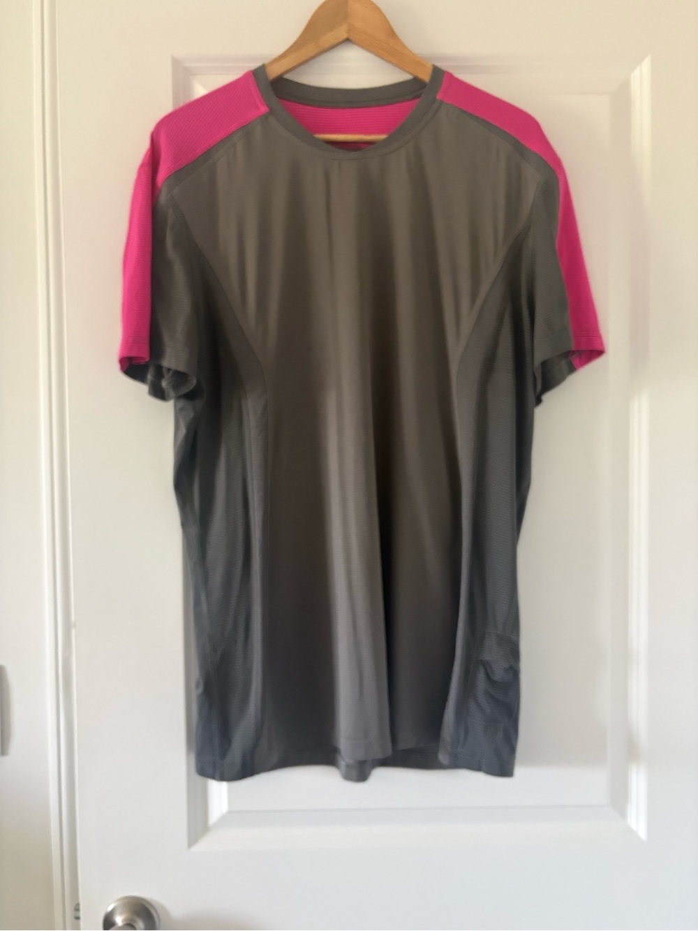 Lululemon Men’s Gray Athletic Tee with Pink Vintage Y2K iPod pocket XL